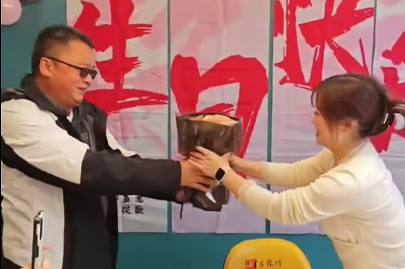 河南賽諾威生活的一面，同事生日其樂(lè)融融，員工一家親！我們不僅懂聚丙烯酰胺，我們更懂生活！